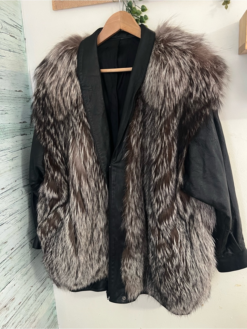 Saga Fox Fur Coat Vintage/ Leather Sleeves/ Canada/ Clean/ Like New - Picture 12 of 14